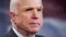 Thượng nghị sỹ John McCain tại Điện Capitol, nơi đặt trụ sở Quốc hội Mỹ, tại Washinton ngày 27/7/2018. Trước khi qua đời ông McCain yêu cầu không mời Tổng thống Donald Trump tới dự đám tang của ông sẽ diễn ra vào cuối tuần này.