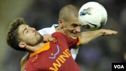 Striker AS Roma, Fabio Borini (baju merah) akan absen lima minggu karena cidera paha saat melawan AC Milan, Sabtu lalu (Foto:dok)