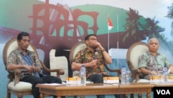 Para pembicara dalam diskusi "Napi Plesiran di Gedung MPR/DPR Senayan," Kamis (9/2): Anggota Komisi III DPR Nasir Djalamil dan pakar hukum pidana Universitas Indonesia Akhyar Salmi (kanan). (VOA/Fathiyah Wardah)