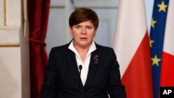 La Première ministre polonaise Beata Szydlo fait sa déclaration au cours d'une conférence de presse avec le président français François Hollande après une réunion à l'Elysée à Paris , France , le mercredi 3 février 2016 . (AP Photo/Francois Mori)