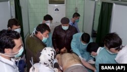 Kimyoviy quroldan zarar ko'rgani aytilayotgan suriyalikning kasalxonada davolanishi. 19-mart 2013. 