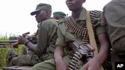 Des militaires congolais assis à bord d’un véhicule militaire dans la zone minière de Walikale, Nord-Kivu, 21 septembre 2010.