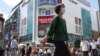 Para pejalan kaki melintasi persimpangan jalan di dekat Stasiun Shimbashi di Tokyo, Kamis, 29 Juli 2021, sehari setelah diumumkannya kasus virus corona tertinggi di kota tuan rumah Olimpiade ini. (Foto AP/Kntaro Komiya)
