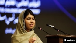 Nobelovka Malala Yousafzai govori tokom samita "Obrazovanje djevojčica u muslimanskim zajednicama: izazovi i mogućnosti" u Islamabadu, 12. januara 2025. Ona je oštro kritikovala talibansku vladu zbog ograničavanja pristupa žena obrazovanju i zapošljavanju.