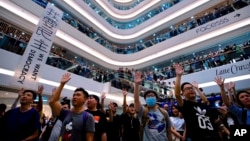 资料照:香港抗议者在中环国际金融中心发动快闪大合唱《愿荣光归香港》。（2019年9月12日）