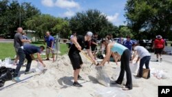 Warga di kota Miami, Florida, AS bersiap-siap menghadapi ancaman banjir akibat badai Irma, Kamis (7/9). 