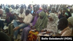 Wani aji cike makil da dalibai a Jami’ar Bayero dake Kano, Najeriya. Yuni 11, 2013.