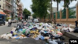 គំនរសំរាមនៅក្បែរវាលព្រះមេរុ រាជធានីភ្នំពេញ កាលពីព្រឹកថ្ងៃទី០៦ ខែតុលា ឆ្នាំ២០២០។ (អូន ឆេងប៉រ/វីអូអេ)