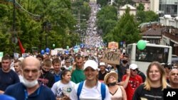 25일 러시아 하바롭스키에서 주지사의 석방을 요구하는 대규모 시위가 열리고 있다. 