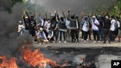 បាតុករ​ប្រឆាំង​នឹង​រដ្ឋប្រហារ​យោធា​នៅ​មីយ៉ាន់ម៉ានាំ​គ្នា​លើក​ម្រាម​ដៃ​បី​ឡើង ដែល​ជា​និមិត្តសញ្ញា​នៃ​ការ​តស៊ូ ក្នុង​អំឡុងពេល​ធ្វើ​បាតុកម្ម ដែល​រង​ការ​បង្ក្រាប​ពី​ប៉ូលិស​នៅ​​ទីក្រុង​រ៉ង់ហ្គូន ប្រទេស​មីយ៉ាន់ម៉ា ថ្ងៃទី២៧ ខែមីនា ឆ្នាំ២០២១។