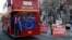 Demonstran Anti-Brexit menyewa sebuah bus kota London melewati para demonstran pendukung Brexit di depan gedung parlemen Inggris di London, Senin (28/1). 