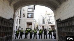 Polisi kota London menjaga pintu masuk ke Lapangan Paternoster Square dan bursa saham London (foto: dok).