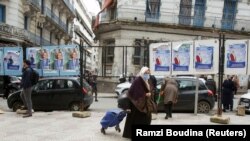 Affiches de campagne électorale, avant les élections locales, à Alger, en Algérie, le 25 novembre 2021.