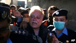 Pakistani journalist Mohsin Baig flashes a victory sign as he leaves after his court appearance, in Islamabad, Pakistan, Feb. 16, 2022. 