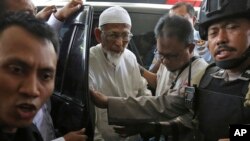 Abu Bakar Ba'asyir (tengah), tiba untuk pemeriksaan kesehatan di RSCM, Jakarta, 1 Maret 2018. (Foto: dok).