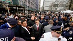 Dandazon jama'a a kotun da aka gurfanar da Trump