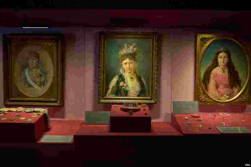 Oil portraits of the queens and princesses of the Muhammad Ali dynasty in Egypt. (Hamada Elrasam/VOA) 