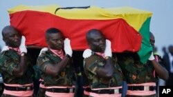 Ghanaian soldiers carry the coffin of former U.N. Secretary-General Kofi Annan, wrapped in the flag of Ghana, to a hearse upon arrival at the Kotoka International Airport in Accra, Ghana, Sept 10, 2018.