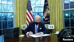 Presidenti Biden në Zyrën Ovale (20 janar 2021)