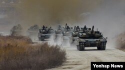 한국 육군 11사단 기갑수색대대의 K-2 흑표전차가 18일 경기도 양평 비승사격장에서 열린 중대전투사격 훈련에서 기동하고 있다.