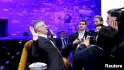 Michael Horn, président et PDG de Volkswagen Amérique, est assailli par les médias après qu'il a présenté ses excuses pour le scandale Volkswagen diesel au Salon de l' auto de Los Angeles à Los Angeles , Californie, États- Unis 18 Novembre 2015.