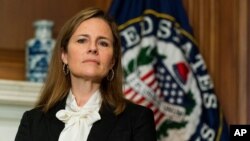 បេក្ខជន​ចៅក្រម​តុលាការ​កំពូល​អ្នកស្រី Amy Coney Barrett នៅ​សេតវិមាន រដ្ឋធានី​វ៉ាស៊ីនតោន ថ្ងៃទី១ ខែតុលា ឆ្នាំ២០២០។