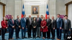 마이크 로저스(왼쪽 일곱번째) 미 하원 군사위원장이 이끄는 민주·공화 양당 의원들이 28일 타이완 타이베이 시내 총통부에서 차이잉원(왼쪽 여섯번째) 총통을 만나 기념촬영하고 있다. 로저스 위원장 오른쪽 뒤는 우자오셰 타이완 외교부장.