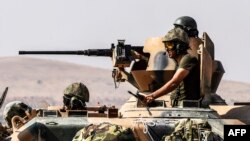 Turkish soldiers drive a tank to Syria from the Turkish Syrian border city of Karkamis in the southern region of Gaziantep, Aug. 27, 2016. 