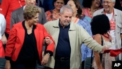 Presiden Brazil Dilma Rousseff (kiri) bersama mantan presiden Luiz Inacio Lula da Silva dalam sebuah acara di Sao Paulo (foto: dok).