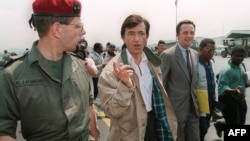 Le ministre délégué à la Santé, Philippe Douste-Blazy (au centre) est entouré du général Jean-Claude Lafourcade (à gauche), chef de l'opération Turquoise au Rwanda et Zaïre, et de l'envoyé spécial du Gouvernement Yannick Gérard, le 23 juillet 1994 à son arrivée à l'aéro