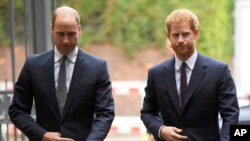 Pangeran William, Duke of Cambridge (kiri) dan Pangeran Harry (Duke of Sussex) di London, 5 September 2017. (Foto: dok).
