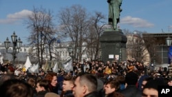 Des protestataires se rassemblent au centre-ville de Moscou avec l'intention de lancer des manifestations anticorruption, interdites par les autorités, Russie, le dimanche 26 mars 2017.