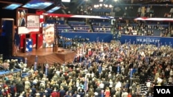 Demonstran anti-pemerintah melemparkan kembali kaleng gas air mata yang dilemparkan oleh polisi anti huru-hara di Bangkok (1/12).