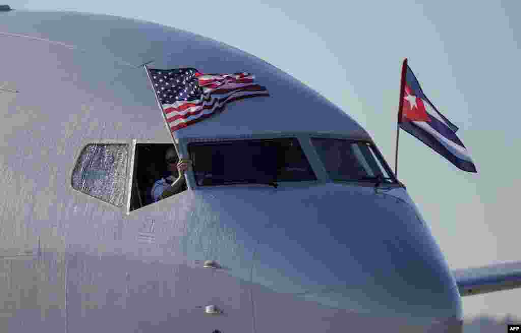 Pesawat American Airlines dengan bendera AS-Kuba tiba di bandara Jose Marti, Havana, menjadi pesawat komersial AS pertama yang mendarat di Kuba dalam 50 tahun.
