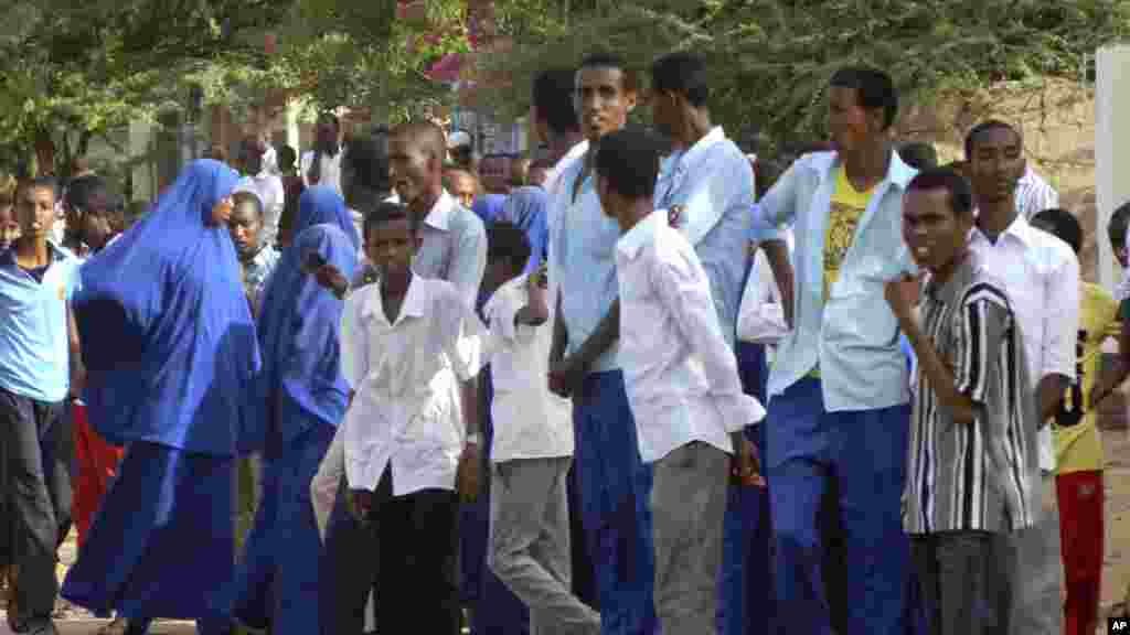 Des étudiants regroupés et regardent de loin à l&#39;extérieur de l&#39;université de Garissas après une attaque des hommes armés, à Garissa, au Kenya, jeudi 2 Avril 2015.