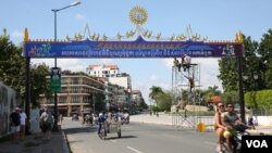 សាលា​រាជធានី​ភ្នំពេញ​ ចាប់​ផ្តើម​តំឡើង​ផ្លាក​បាណូ ​អបអរ​ពិធី​បុណ្យ​អុំទូក​ អកអំបុក​ និង​សំពះ​ព្រះខែ​ ដែលនឹង​ប្រព្រឹត្ត​ទៅ​នា​ថ្ងៃ​ទី២៤ ២៥ និង២៦ ខែវិច្ឆិកា ឆ្នាំ២០១៥ នៅតាម​ដងផ្លូវ​នានា ​ក្នុង​រាជធានី​ភ្នំពេញ​។ រូបថត កាល​ពីថ្ងៃទី​៨ ខែ​វិច្ឆិកា​ ឆ្នាំ​២០១៥​។ (ហ៊ាន សុជាតា​/ VOA) 