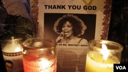Lilin dinyalakan di depan gereja New Hope Baptist di Newark, New Jersey, di mana Whitney menjadi penyanyi gereja saat remaja (18/2).