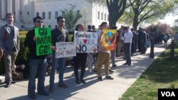 Protesters in front of the U.S. Supreme Court in Washington, D.C. ahead of landmark hearing on immigration, April 18, 2016. (E. Cherneff / VOA ) 