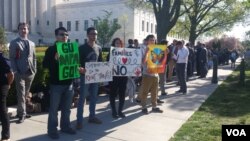 Protesters in front of the U.S. Supreme Court in Washington, D.C. ahead of landmark hearing on immigration, April 18, 2016. (E. Cherneff / VOA ) 