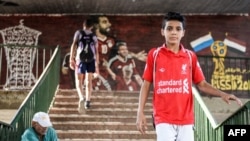 Un Egyptien portant le maillot de Liverpool FC au Caire, le 5 septembre 2018.