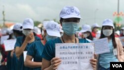 ស្ត្រី​​​មាន​ផ្ទៃពោះ​ចូល​រួម​កូដកម្ម​នៅ​មុខ​កាស៊ីណូ​ណាហ្គាវើលដ៍​ក្នុង​ទីក្រុង​ភ្នំពេញ​ កាល​ពី​ថ្ងៃទី​២៤​ ខែធ្នូ​ ឆ្នាំ​២០២១។​ (ហ៊ុល រស្មី/វីអូអេ)