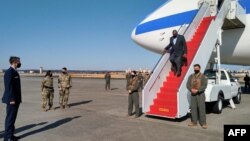 រដ្ឋ​មន្ត្រី​ការពារ​ប្រទេស​របស់​សហរដ្ឋ​អាមេរិក​ លោក Lloyd Austin ដើរ​ចុះ​ពី​យន្ដហោះ ខណៈ​ដែល​លោក​អញ្ជើញ​ទៅ​ដល់​មូលដ្ឋាន​ទ័ពផ្លូវ​អាកាស US Yokota ក្នុង​ទីក្រុង​តូក្យូ ប្រទេស​ជប៉ុន ថ្ងៃទី១៥ ខែមីនា ឆ្នាំ២០២១។