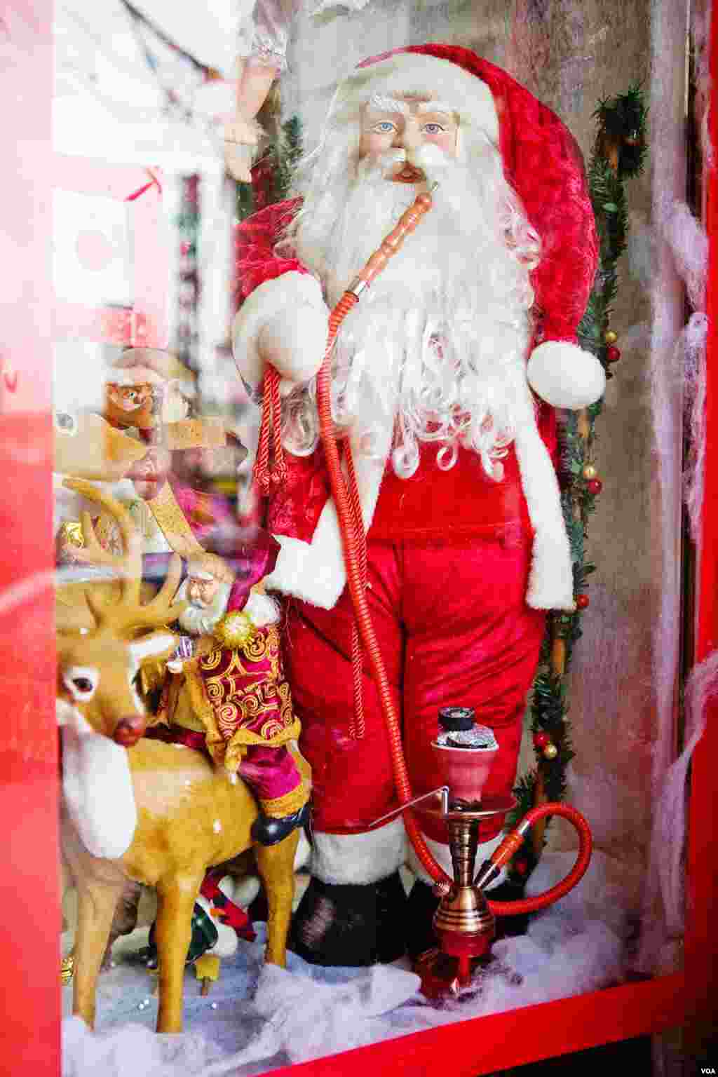 In Beirut's Armenian district, a window display features a Santa smoking tobacco in a Middle Eastern water pipe, Lebanon, December 2012. (VOA/V.Undritz) 