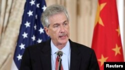 Wakil Menlu AS William Burns memberikan sambutannya dalam acara kerjasama ekonomi AS-China, bagian dari dialog tahunan terkait ekonomi dan strategi bilateral (S&ED) di kantor Menlu AS di Washington DC (11/7).