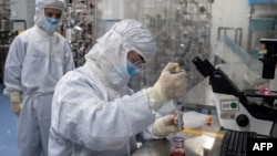 Pengujian vaksin COVID-19 di laboratorium Sinovac Biotech, Beijing, 29 April 2020. (Foto: dok).