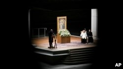 Kardinal Victor Manuel Fernandez (kedua dari kanan) memimpin doa rosario untuk kesehatan Paus Fransiskus di Lapangan Santo Petrus di Vatikan, Jumat, 28 Februari 2025. (Foto: Andrew Medichini/AP Photo)