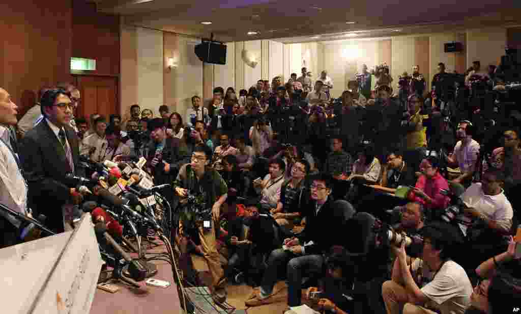 Direktur Jenderal Departemen Penerbangan Sipil Malaysia Azharuddin Abdul Rahman, kedua kiri, bicara dalam sebuah konferensi pers di sebuah hotel di Sepang, Malaysia, 10 Maret 2014.