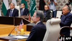 Menteri Luar Negeri AS Antony Blinken (tengah) menghadiri pertemuan dengan Menteri Luar Negeri Arab tentang konflik yang sedang berlangsung antara Israel dan kelompok Hamas, di Ibu Kota Yordania Amman pada 4 November 2023. (Foto: AFP)