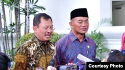 Menteri Kesehatan Dr Terawan (kiri) dan Menko PMK Muhadjir Effendi (kanan) menjelaskan evakuasi WNI ABK di Kapal Pesiar World Dream dan Princess Diamond usai menghadap Presiden Joko Widodo di Istana Kepresidenan, Jakarta, Senin (24/2) (Biro Setpres).