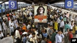 인도 뉴델리 시내 철도역에 이용객들이 몰려 있다. (자료사진)